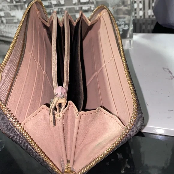 Authentic GUCCI SOHO Interlocking G Patent Leather Zippy Wallet - Picture 13 of 17